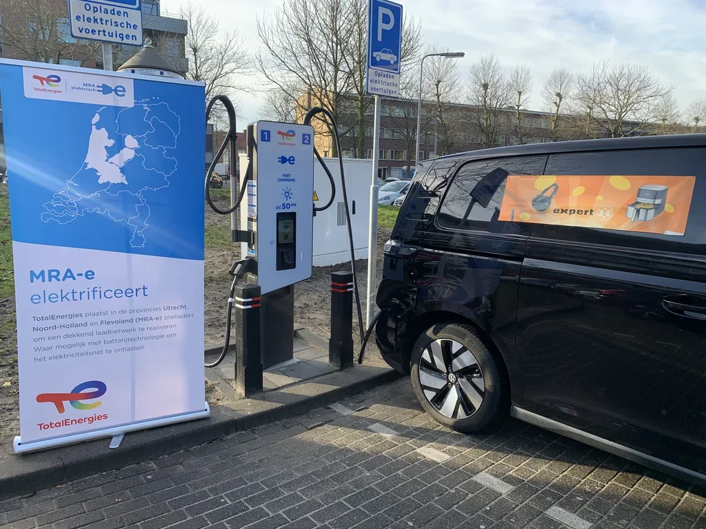 Diemen krijgt eerste snellader voor elektrische auto’s bij winkelcentrum Diemerplein